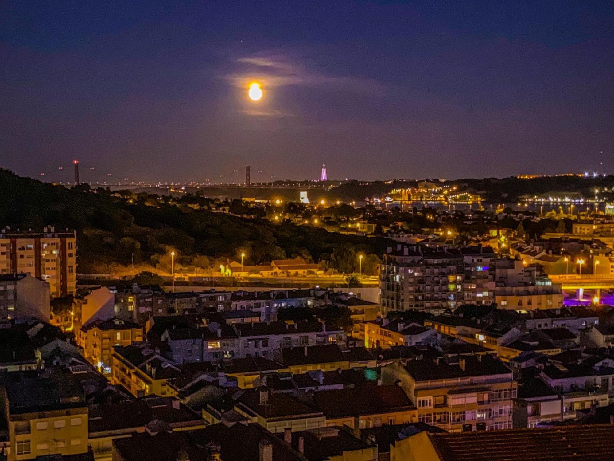 Ideally Located With Perfect Views Algés Exteriér fotografie