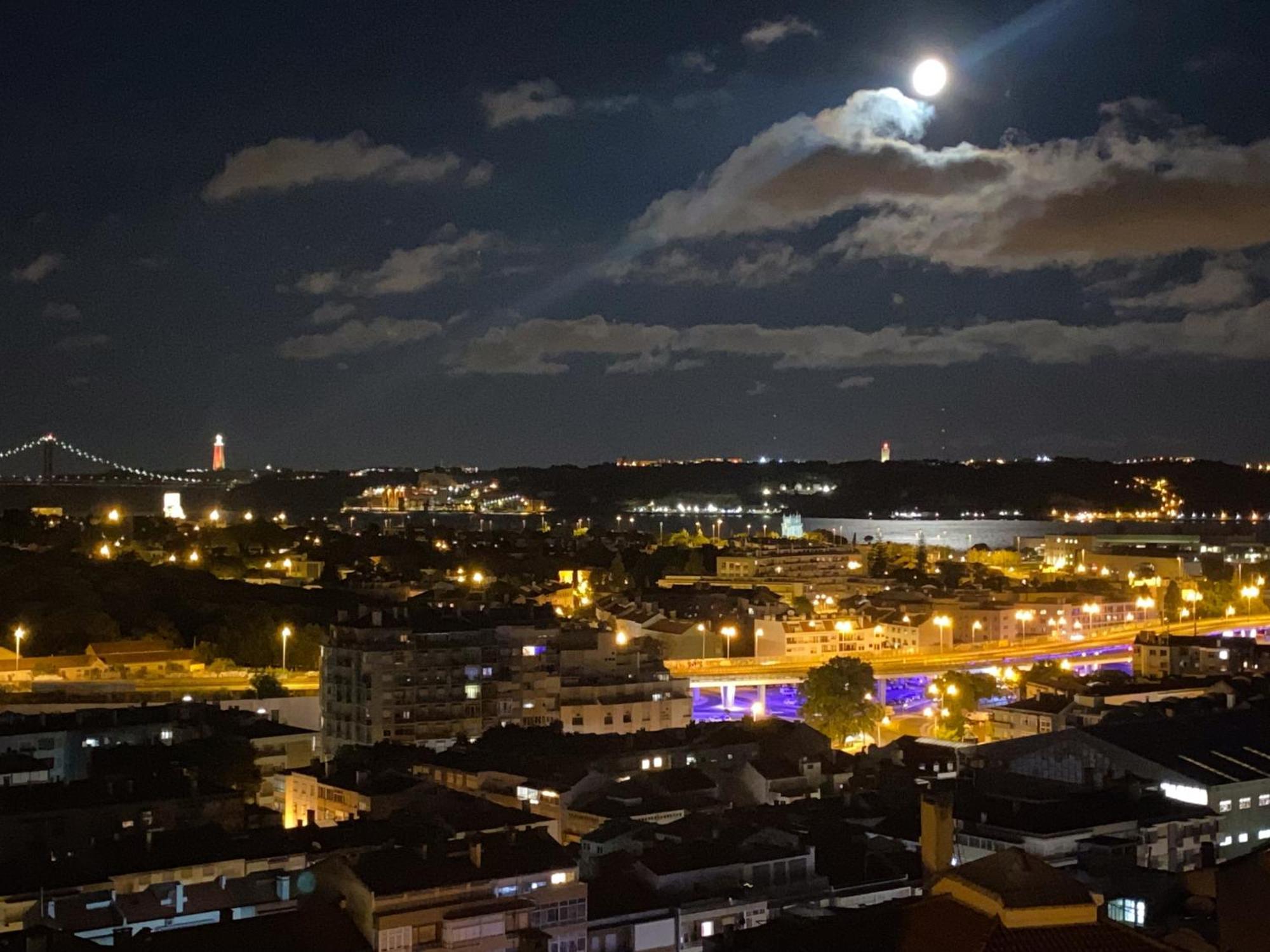Ideally Located With Perfect Views Algés Exteriér fotografie